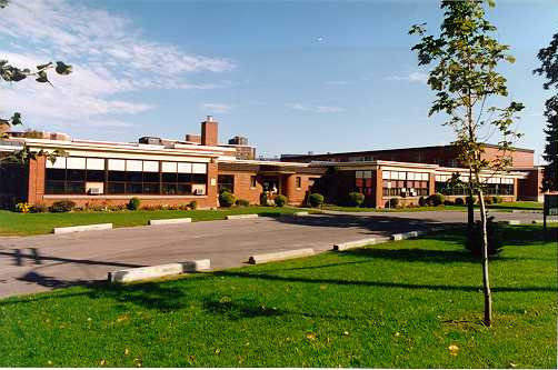 Picture of the front of Woodroffe ave public school